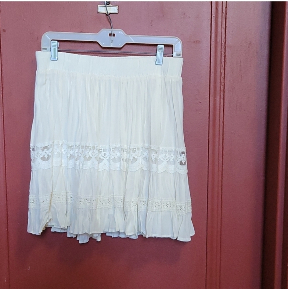 Love Tree Off White Embroidered/Laced Mini Skirt Size Large
